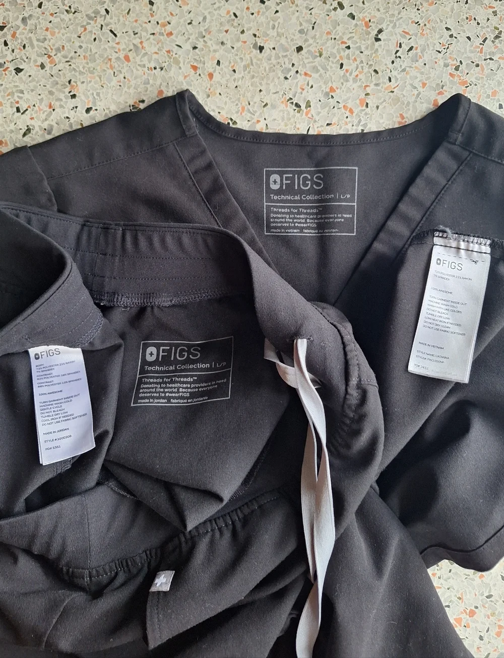 (Set) Figs Catrina One-Pocket Scrub Top & Figs Zamora Jogger Scrub Pants - Picture 6 of 7